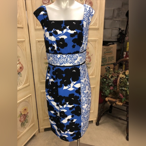 Maggy London Blue Black White Floral Sleeveless Sheath Knee Length Dress- 8/M - Picture 5 of 11